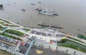 El Buque Escuela ARC Gloria llegando al Gran Malecón del Río.