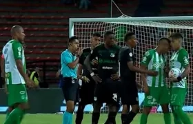 Momento de la agresión de Jeison Lucumí a Dayro Moreno.