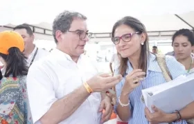 La Ministra Ángela María Orozco con el presidente de la ANI, Louis Kleyn.