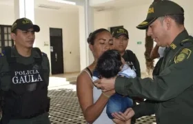 Momentos en el que el menor era devuelto a los brazos de su madre.