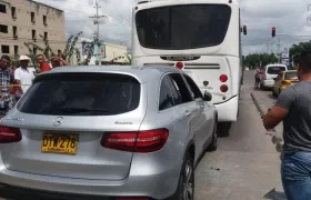 La camioneta Mercedes Benz chocó contra el bus de Transmetro.