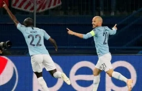 Benjamin Mendy celebrando uno de los goles con David Silva. 