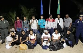 Inmigrantes rescatados por la Fuerza Aérea.