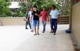 Algunos de los capturados de la banda cuando eran llevados a la sala de audiencia. 