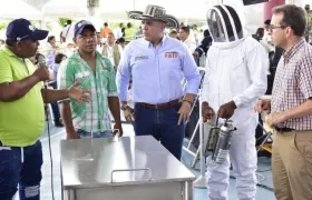 El Presidente Iván Duque y el Ministro Andrés valencia, con los pequeños productores.