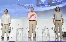 El presidente del BID Luis Alberto Moreno, el Presidente Iván Duque y el cantante Carlos Vives, durante la inauguración del Foromic.