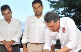 Rodolfo Molina, presidente del Festival entrega el acta al Alcalde Augusto Ramírez Uhía.