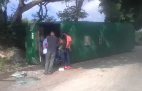 Bus volcado en Las Terrazas.