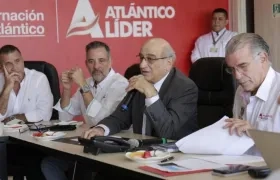Germán Efromovich, presidente de Avianca, en la reunión con el gobernador; y funcionarios de turismo.