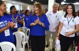 El Alcalde Joao Herrera, la primera gestora Alba Olaya y la Secretaria de Gestión Social Martha Herrera, con un grupo de participantes.