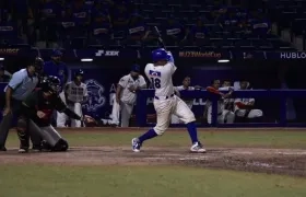 Momento del hit ganador de Álvaro Noriega.