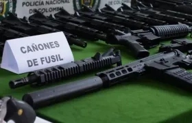 Fusiles hallados en allanamientos en los barrios El Valle y Miramar.