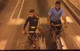 Estos dos jóvenes se mueven anclados en un articulado por el carril Solo Bus exponiendo sus vidas.