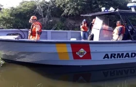 Miembros de la Defensa Civil y la Armada Nacional.