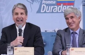 El embajador de Estados Unidos en Colombia, Kevin Whitaker y el Ministro de Salud, Juan Pablo Uribe.