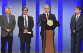Presidente Duque, al centro, y a la izquierda, Jorge Humberto Botero  Presidente del Consejo Gremial Nacional; el Ministro de Hacienda, Alberto Carrasquilla, y el Presidente de la ANDI, Bruce MacMaster.