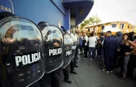 Hinchas de Boca protestas frente a la Bombonera. 