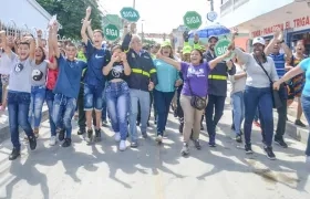 El alcalde de Soledad Joao Herrera, en la inauguración de un kilómetro de vía en Las Colonias