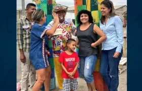 El Rey Momo con Susana De León, Sally Andy Godoy y la arquitecta Diana Escorcia.