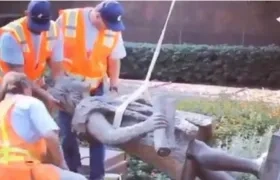 Estatua de Cristóbal Colón fue quitada del lugar que ocupaba hace 45 años.