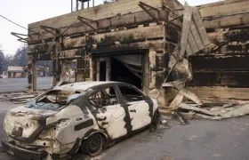 El incendio bautizado como "Camp Fire", además de cobrarse la vida de por lo menos 29 personas y dejar heridos a tres bomberos, ha arrasado viviendas, negocios y cerca de 45.000 hectáreas.