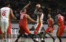 Troy Jones intentando ante la cesta frente a Miguel Marriaga.