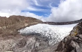 Volcán Nevado Santa Isabel, sector Conejeras. Cumbres centro y norte (domo a la izquierda). Diciembre de 2016. Autor: Jorge Luis Ceballos