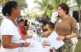 Médicos del buque hospital atendiendo a los pacientes.