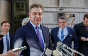  El periodista de la CNN, Jim Acosta, a su salida de la Corte Suprema de las Estados Unidos, en Washington.