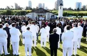 Homenaje de familiares y gobierno a los 44 tripulantes fallecidos.
