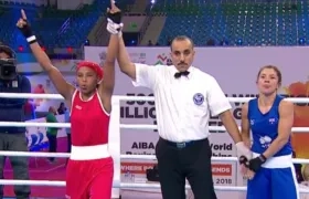 Íngrit Valencia ganó su primer combate en el Mundial de boxeo en la India.