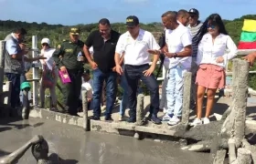 El Gobernador Dumek Turbay y la Directora del Instituto de Cultura y Turismo, Lucy Espinosa Díaz, en el Volcán del Totumo.