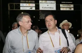 El gerente de frontera, Felipe Muñoz, con un integrante de la delegación de la OEA.