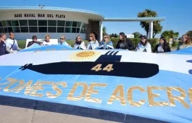 Familiares se manifiestan para pedir que refloten el submarino argentino.