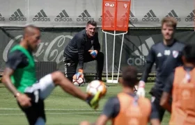 Franco Armani observa entrenar a sus compañeros. 