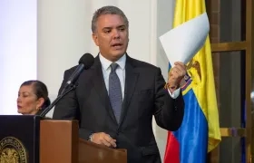 Presidente Duque muestra la circular enviada a funcionarios, en aras de la transparencia.