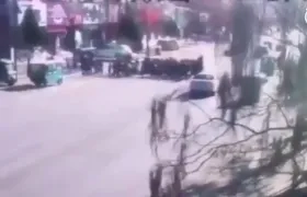 Momento en el que los niños intentan cruzar la calle. 