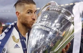 Sergio Ramos con el trofeo de la Champions, en la final disputada en Cardiff, en 2017.