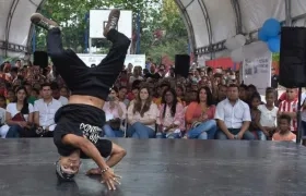 Joven baila break dance en la apertura del proyecto en Las Flores.