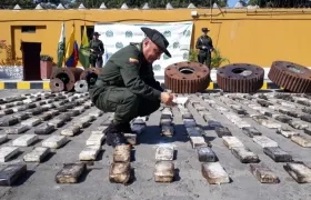 Policía Antinarcóticos inspecciona el alijo de droga.