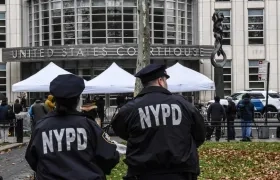 Policías vigilan afuera de la Corte Federal de Distrito en Brooklyn