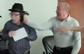 El concejal Jairo Claro recibiendo la cachetada por parte del alcalde de Bucaramanga, Rodolfo Hernández.