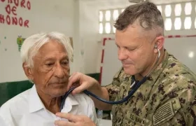 Imagen de la labor de los médicos del buque hospital.