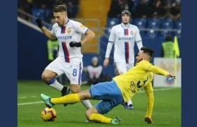 Nikola Vlašić, del CSKA,  domina el balón ante la marca de Maciej Wilusz, de Rostov Arena.