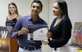 Jeffry Amarales, periodista de Boxeo de Colombia, recibe reconocimiento. 