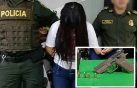 A esta mujer le hallaron el arma dentro de un bolso.