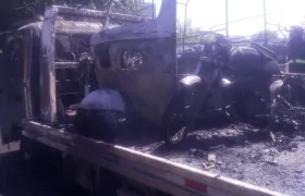 Así quedó la grúa y las motos y motocarro que estaban encima de esta.