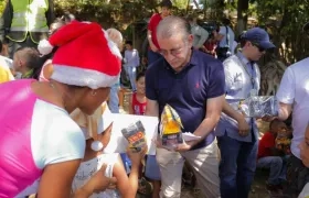 El Gobernador del Atlántico, Eduardo Verano, en una de las novenas del año anterior.