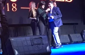 José Henao Gil, recibiendo esta semana otro reconocimiento del Mineducación.