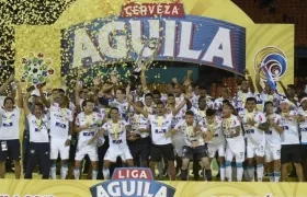 El Junior recibiendo la Copa de la Liga.